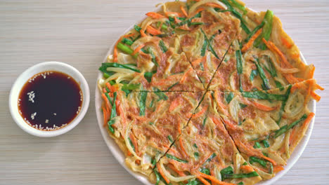 pajeon o panqueque coreano o pizza coreana - estilo de comida asiática