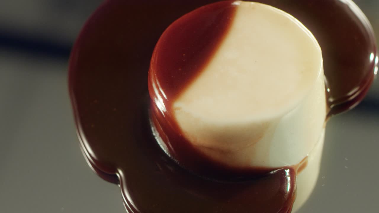 dulce caramelo vertiendo en pastel blanco. sabrosa panna cotta con salsa de chocolate
