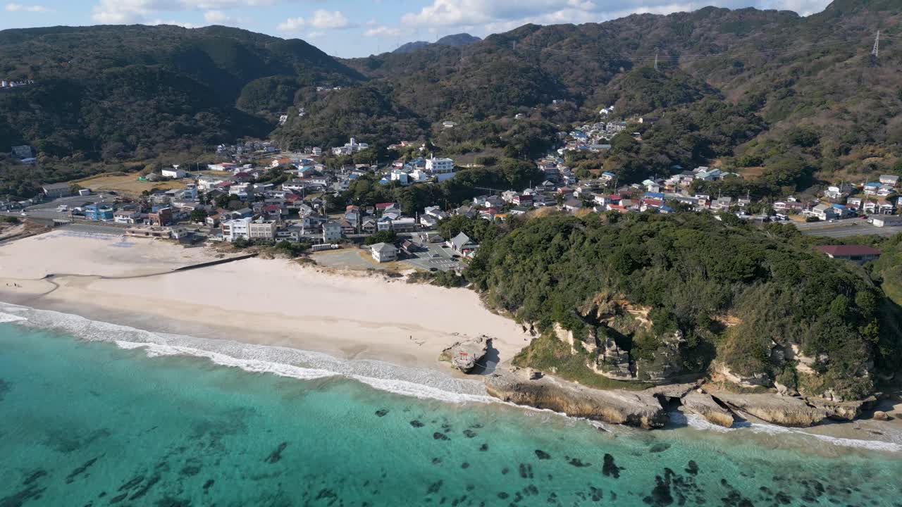 la famosa playa de shirahama en la península de izu, cerca de tokio, japón, vista desde un avión no tripulado