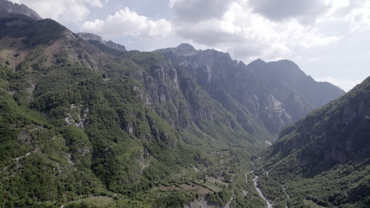 video de drone de plano frontal en el interior del valle de theth en albania, en el río lumi i thethit sin apenas agua en septiembre