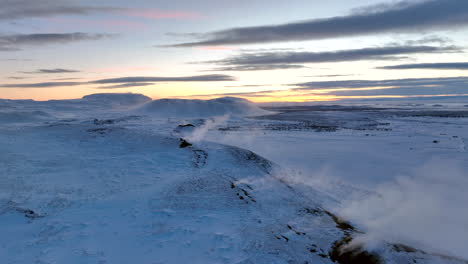 Weißer-Dampf-Kommt-Vom-Heißen-Schwefel-Des-Myvatn-vulkans-In-Der-Verschneiten-Isländischen-Landschaft