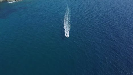 Hermosa-Lancha-Navegando-En-El-Mar-Azul-De-La-Costa-Brava,-España