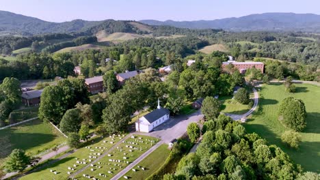 Ausziehbare-Luftaufnahme-Der-Oak-Hill-Academy-In-Der-Mündung-Von-Wilson,-Virginia