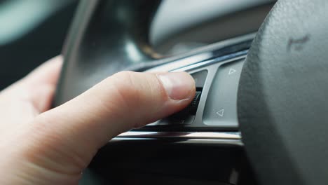 subir volumen en el botón de control de radio de la rueda de calle - el pulgar del hombre se cierra