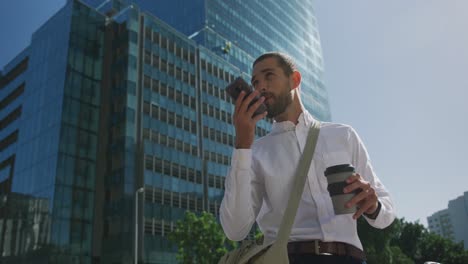 un joven profesional en movimiento.