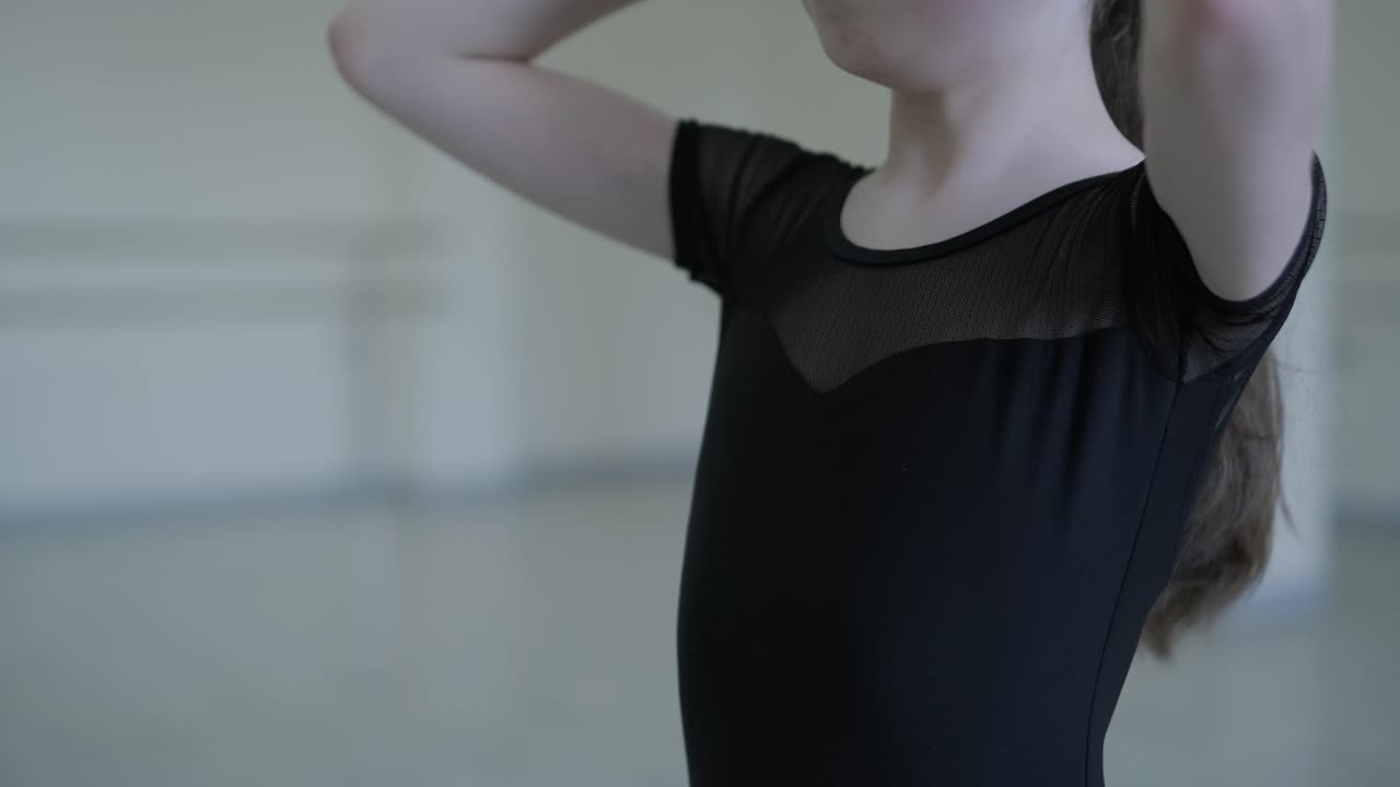 젊은 발레리나 가 스튜디오 에서 춤 을 연습 하고 있다