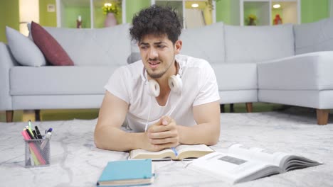 estudiante masculino preocupado y estresado.
