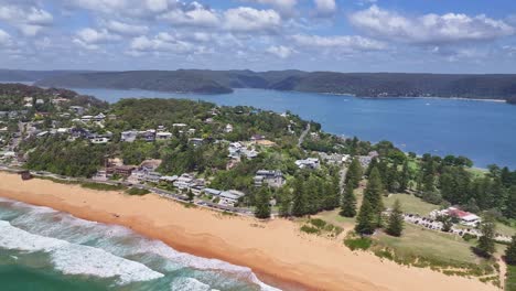 파름 비치 (palm beach) 의 파도와 모래를 넘어 골프 클럽을 넘어 피트워터 (pittwater) 를 향해