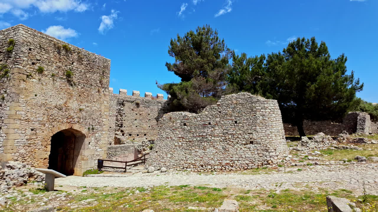 el camino de acceso y la entrada a través de una torre del museo del castillo de chlemoutsi