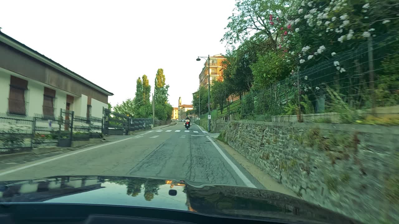 그림 같은 이탈리아 시골을 가로질러 자동차 여행