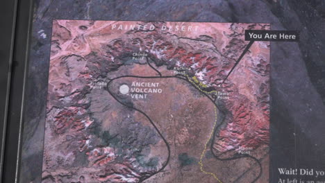 signo y mapa del desierto pintado, parque nacional del bosque petrificado, arizona usa, inclinado hacia abajo