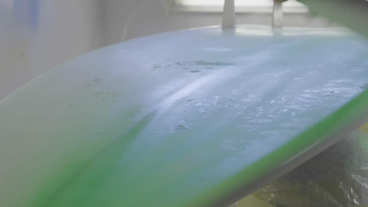 남성 서프보드 제작자 가 작업실 에서