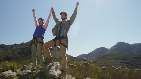 Junges-Kaukasisches-Paar-Hält-Händchen-In-Zip-Lining-Ausrüstung