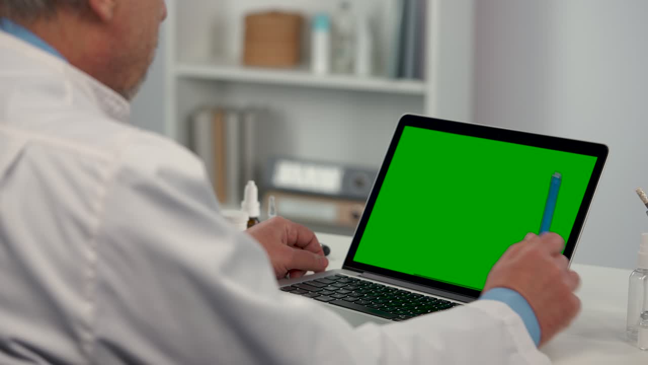 pantalla verde chroma clave concepto de portátil: diagnóstico de examen a distancia remoto en línea por videoconferencia. hombre médico consulta al paciente explica el tratamiento por cámara web. cerca. cámara lenta