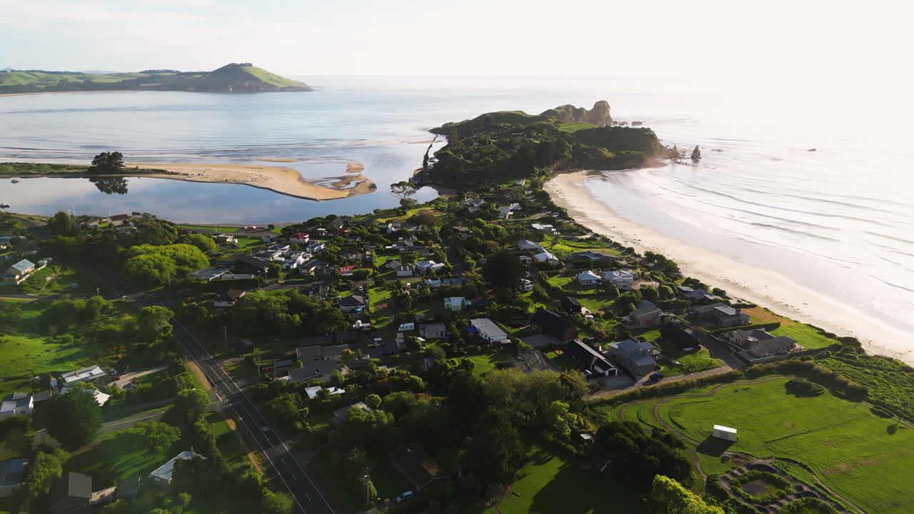 뉴질랜드 카리타네 지역에 있는 긴 녹색 반도 위로 촬영된 기이한 조감도