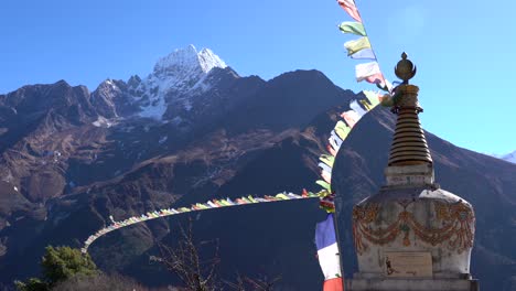 un chorten o estupa en las montañas del himalaya con banderas de oración ondeando en el viento