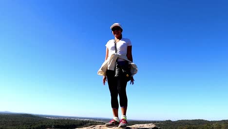 Schöne-Frau,-Die-Einen-Felsen-Auf-Einem-Berg-Hinaufklettert