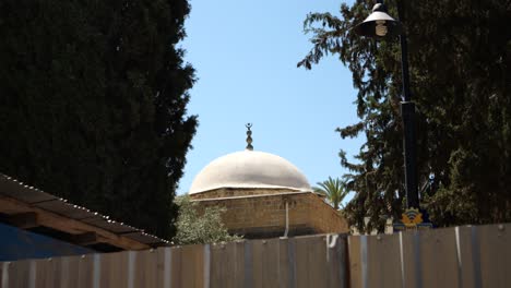 ainda baleado na cúpula da mesquita