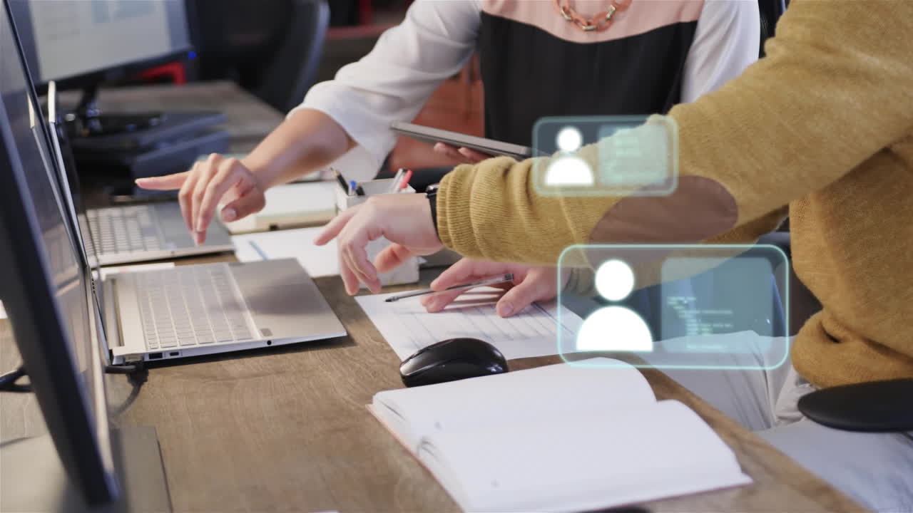 animación de iconos de redes sociales sobre diversos colegas que usan portátiles en la oficina