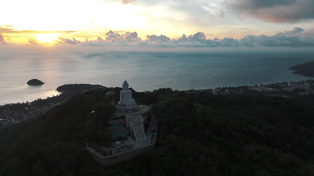 la gran escultura de buda mirando el atardecer en la playa de karon, phuket, tailandia