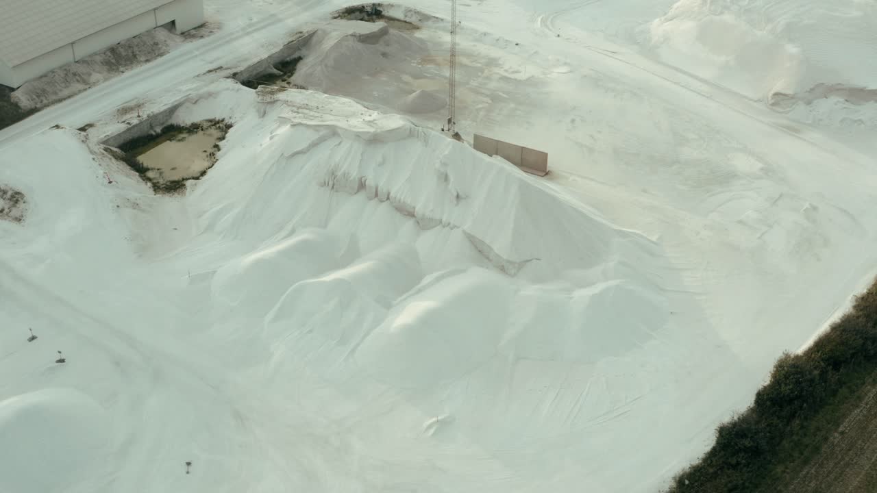 Volo con drone - Cumulo di sabbia bianca da un cantiere danese