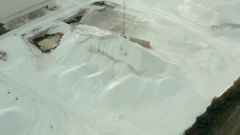 vuelo de avión no tripulado - montón de arena blanca del lugar de trabajo danés