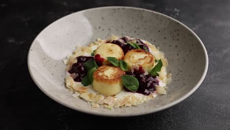 syrniki con salsa de cereza y menta