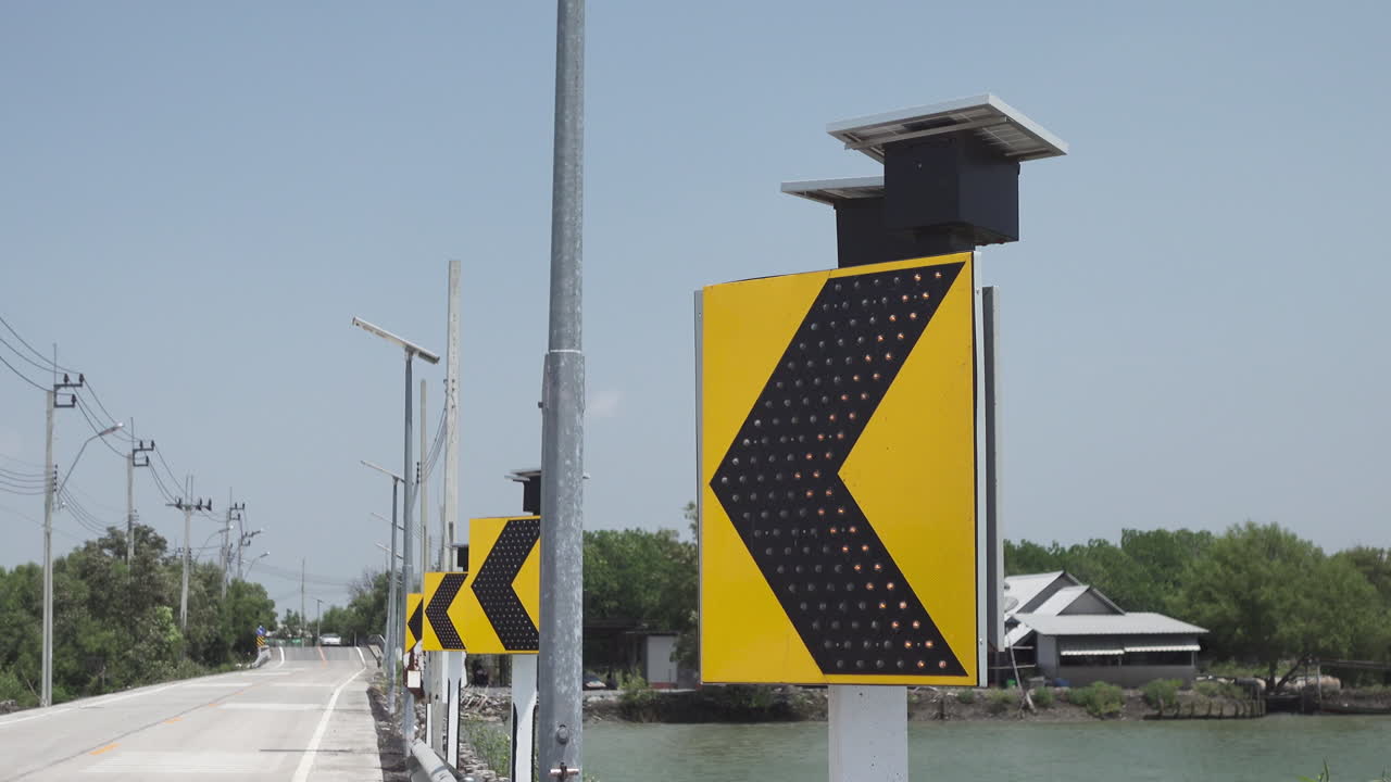 트래픽 라이트는 곡선이 있을 때 경고합니다.