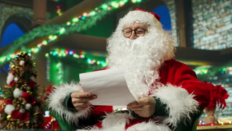 papá noel leyendo cartas de navidad