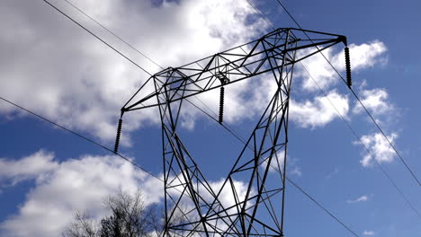 Torre-Eléctrica-Con-Aisladores-Y-Líneas-De-Transmisión