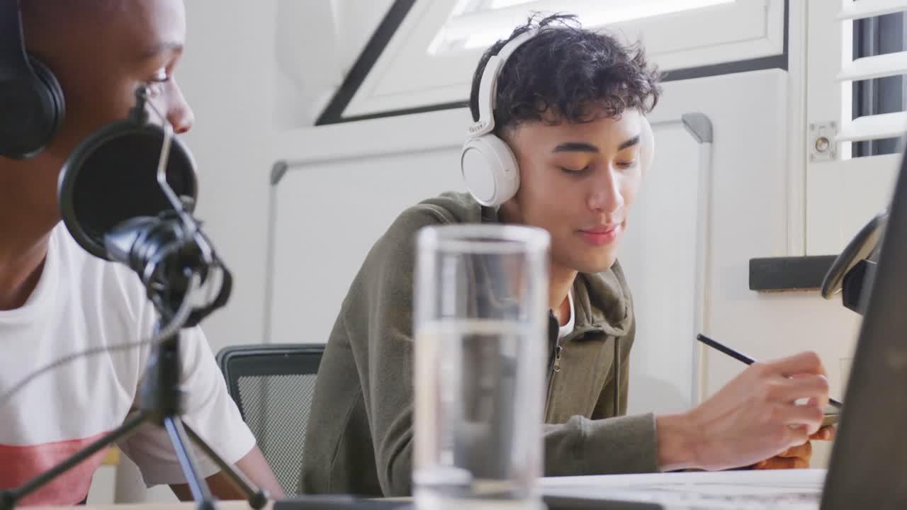 다양한 행복한 남성 십대 친구들이 노트북을 사용하고  ⁇ 캐스트, 슬로우 모션을 녹화합니다.