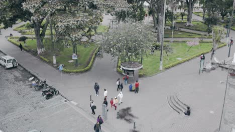 parque tradicional con gente caminando