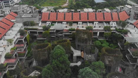 Flying-over-Tamarind-Square-with-lot-of-green-vegetation-at-Kuala-lumpur,-aerial