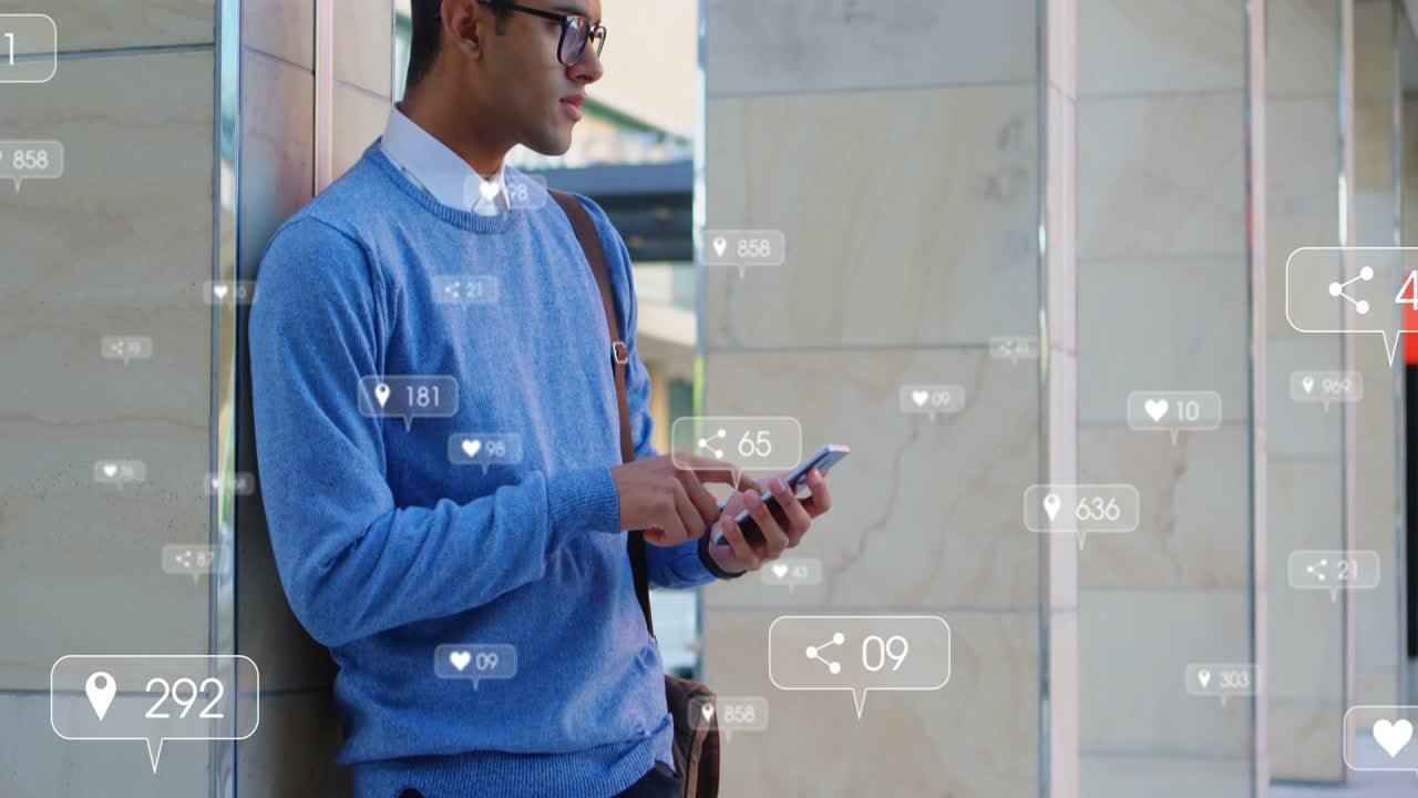 Uomo adulto che si appoggia a una colonna, tocca il telefono e controlla le metriche social mentre like e pin fluttuano.