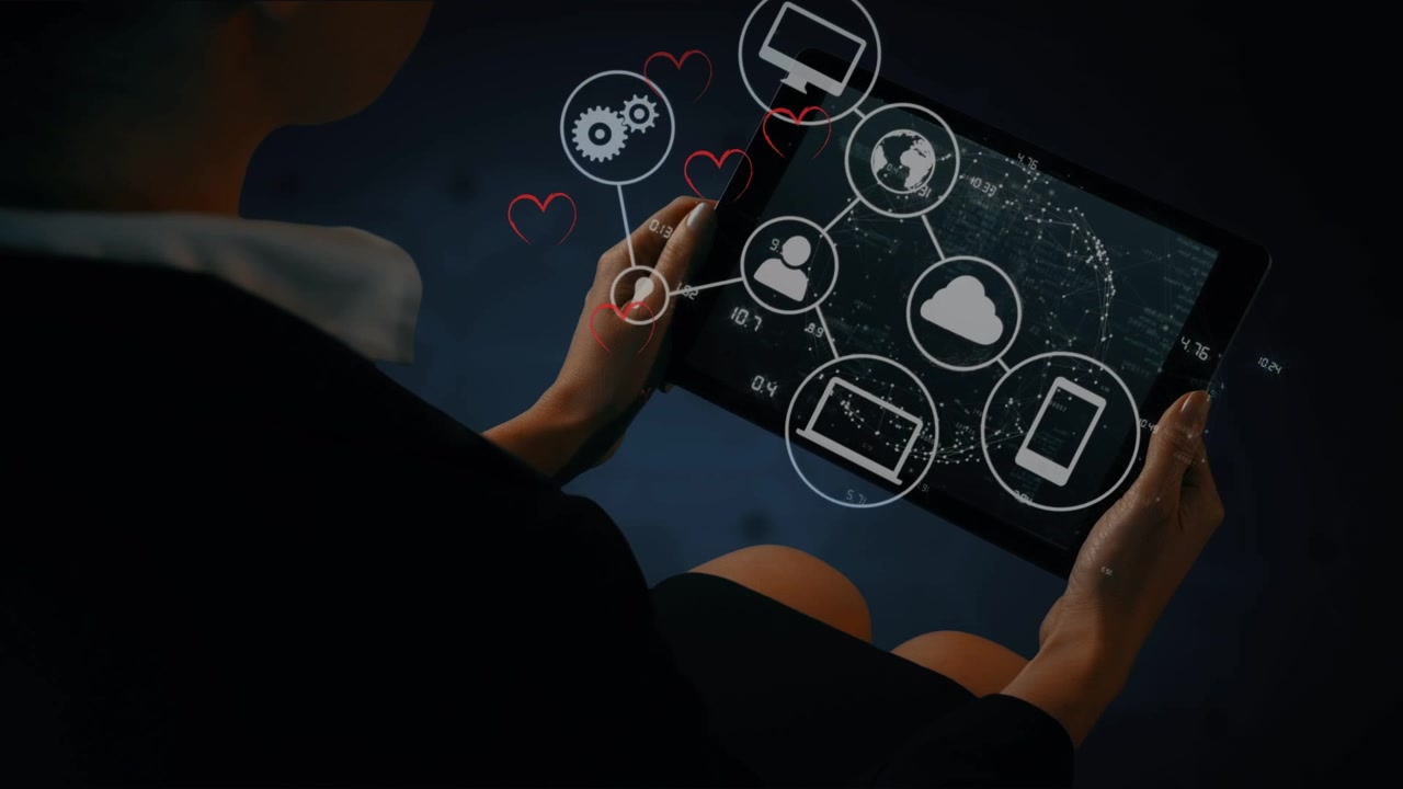 Forretningskvinde med digital cloud computing-grænseflade på tablet