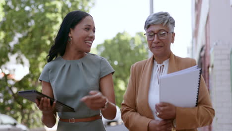 trabajo en equipo, comunicación y mujeres de negocios caminando