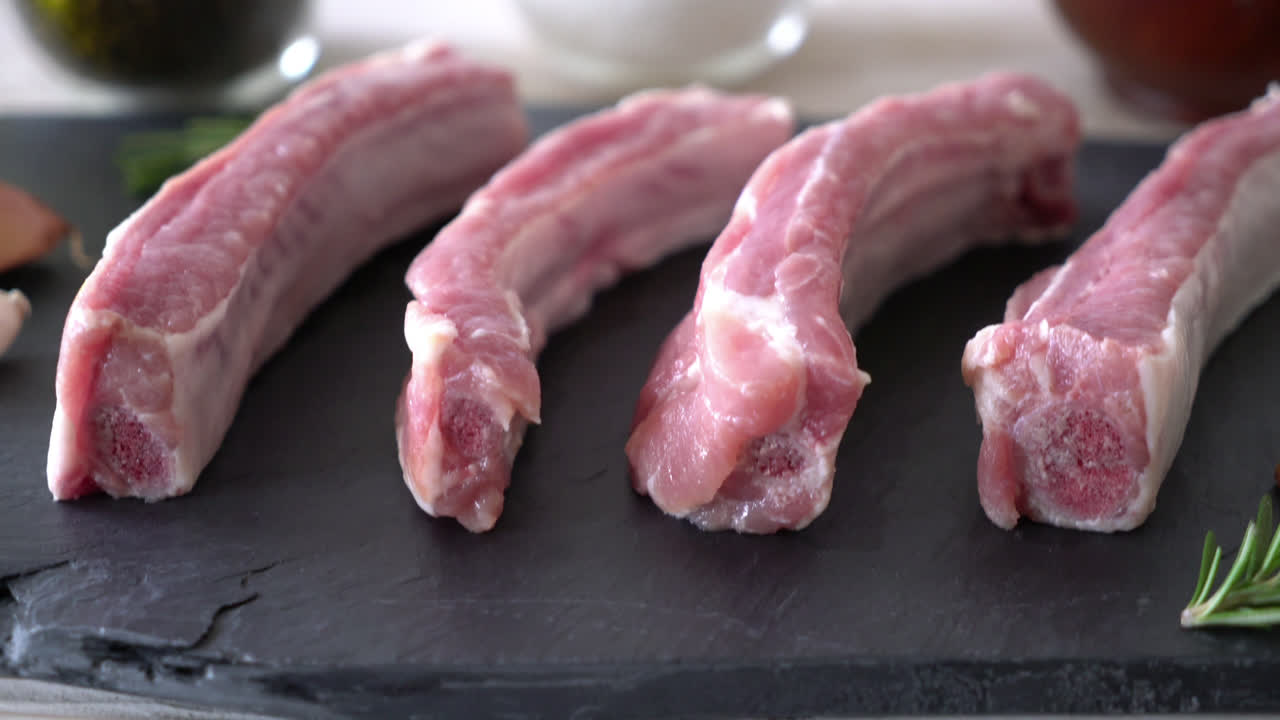 재료를 넣은 신선한 생 돼지 갈비