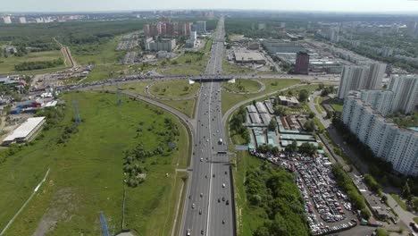 panorama aéreo de moscú con carreteras concurridas e intersección rusia