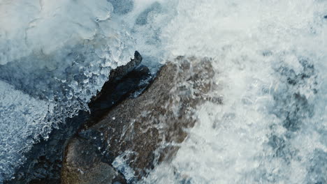 Fuerte-Flujo-De-Agua-En-El-Río-Congelado-Entre-Hielo,-Cierre,-Cámara-Lenta