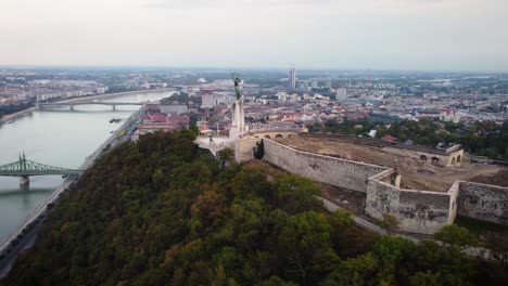 Estatua-De-La-Libertad-En-Mont-Gellert-En-Toda-La-Ciudad-De-Budapest-En-Hungría