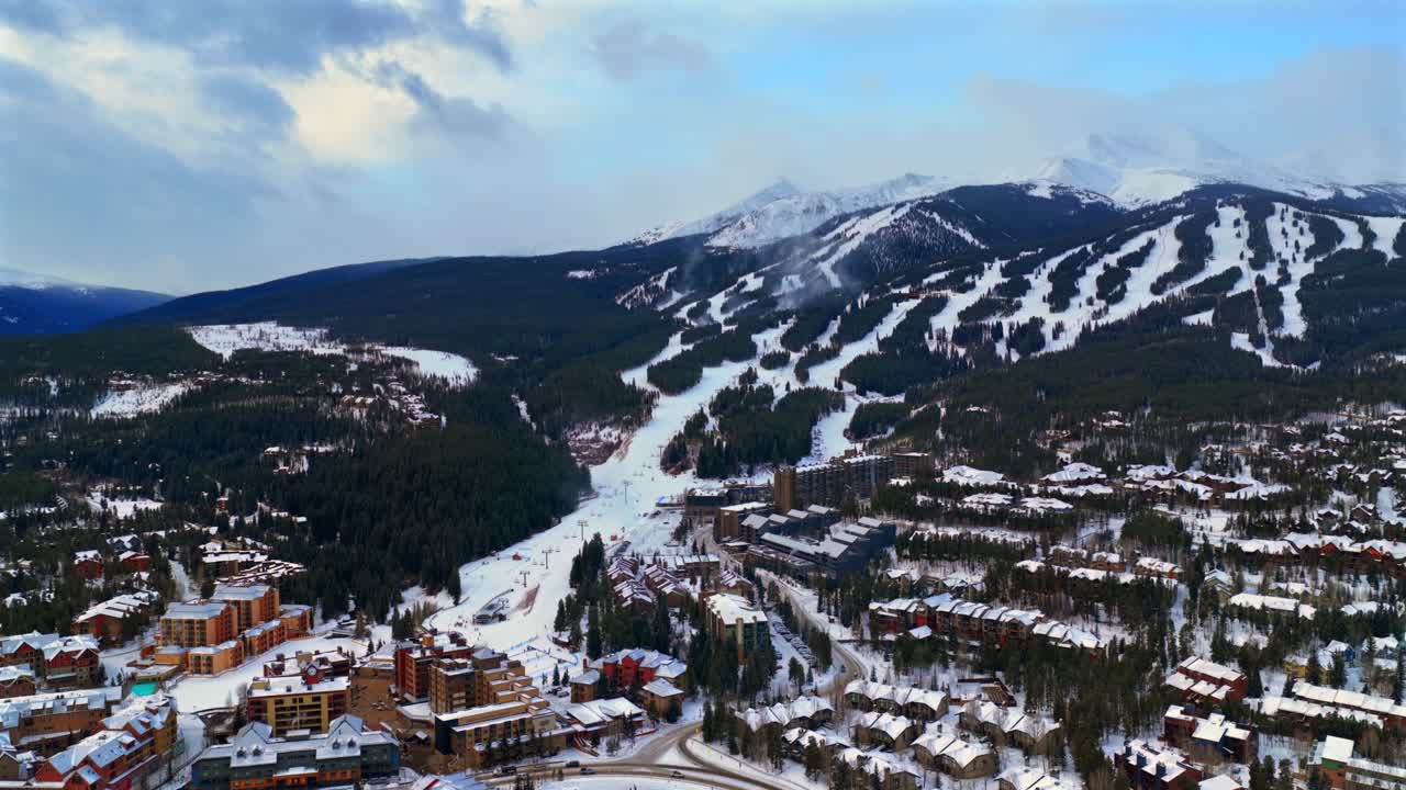 Vinter december januari morgon Breckenridge Ski Resort Colorado flygfoto med drönare Rocky Mountain Gold Rush Historisk gruvstad Skidspår stollift gondol lägenhetshus Ten Mile Range Peak 9 circle