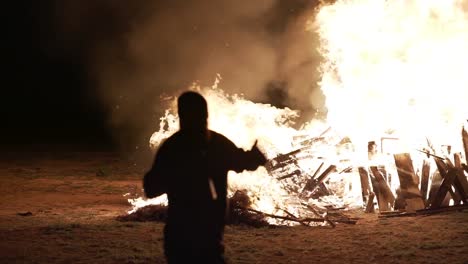 Gruppe-Von-Menschen,-Die-Am-Lagerfeuer-Tanzen