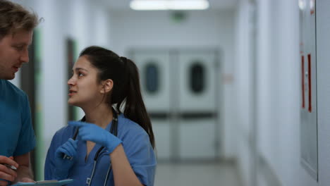 la pareja de jóvenes médicos divergieron en diferentes direcciones después de la consulta.