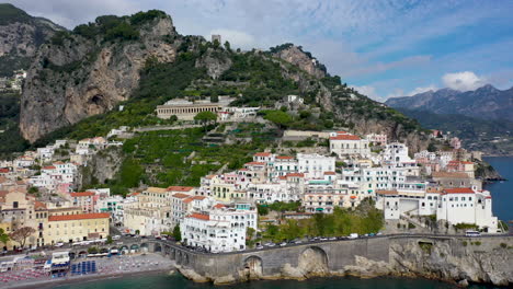 casas en las montañas de amalfi, italia