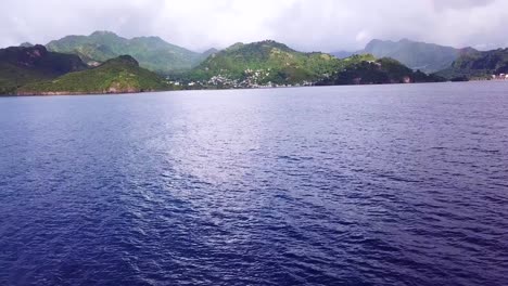 toma aérea de establecimiento de la isla caribeña de san vicente con un hermoso arco iris en la distancia 1
