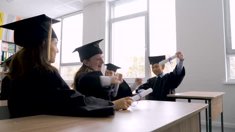 grupo de estudiantes preescolares felices en birrete y bata 14