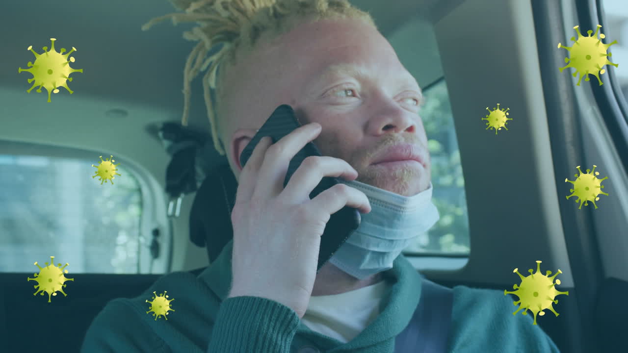 animación de células de virus sobre un hombre albino afroamericano usando un teléfono inteligente
