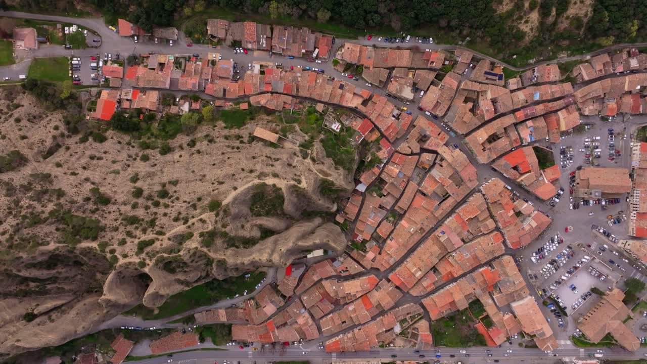 Vista aerea del villaggio di Les Mées delimitato da scogliere e vegetazione