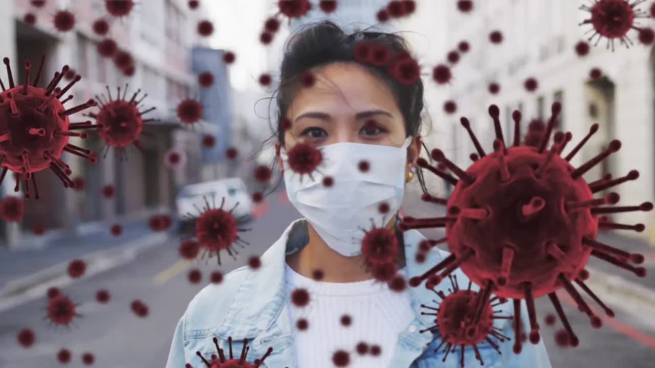 Animazione di cellule Covid che fluttuano sopra una donna con mascherina che cammina per una strada cittadina