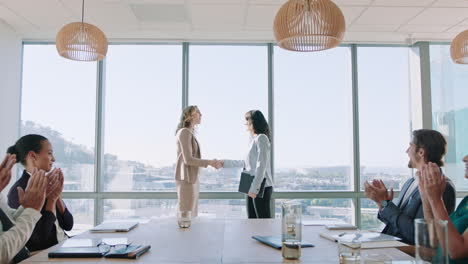 mujeres de negocios estrechando la mano en la sala de juntas reunión exitosa asociación corporativa trato con apretón de manos colegas aplaudiendo la mano bienvenida oportunidad de cooperación en la oficina 4k